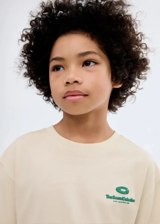 T-shirt con lettere stampate in rilievo