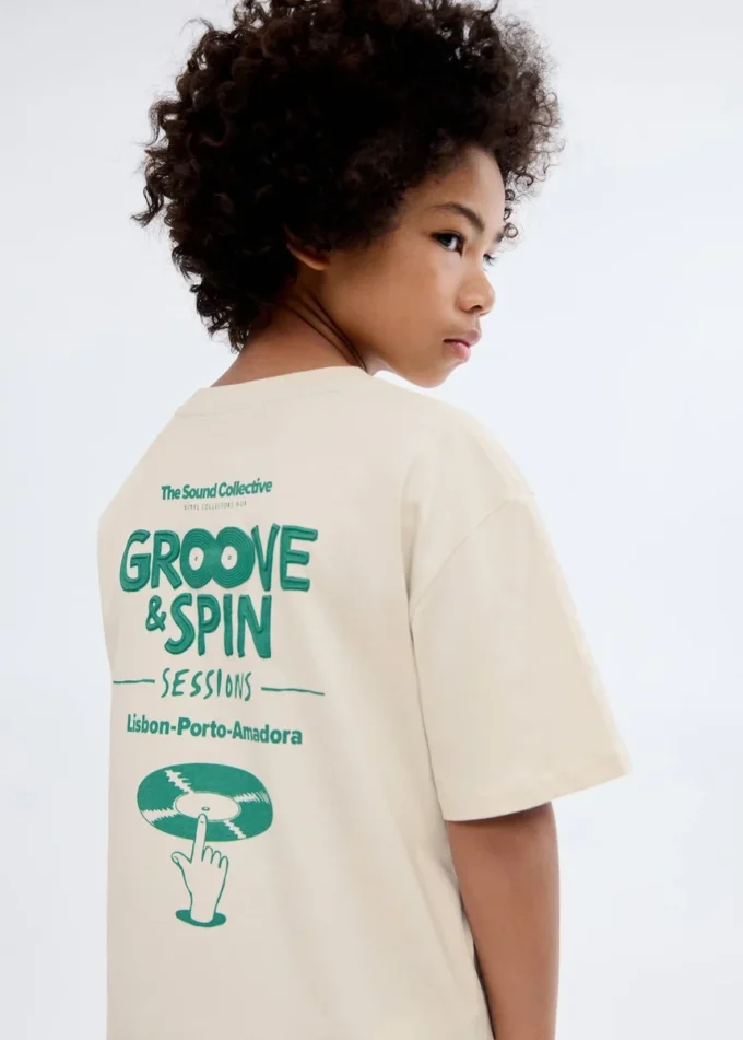 T-shirt con lettere stampate in rilievo