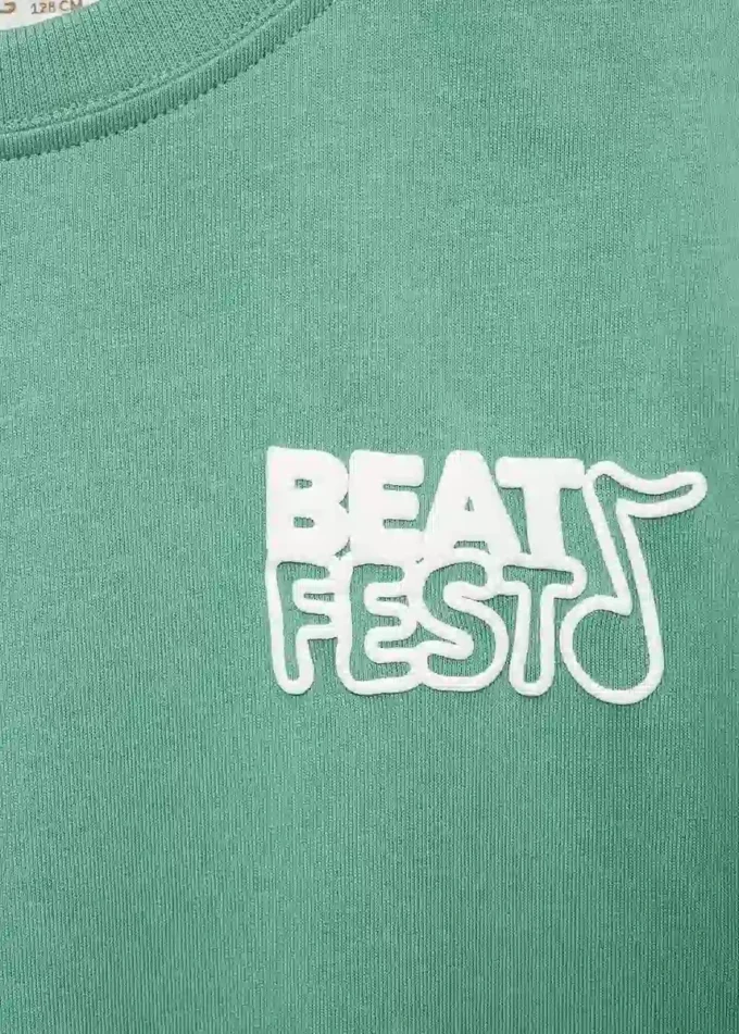 T-shirt con lettere stampate in rilievo