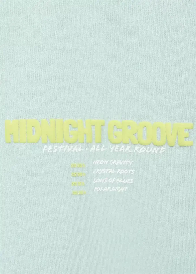 T-shirt con lettere stampate in rilievo T-shirt con lettere stampate in rilievo