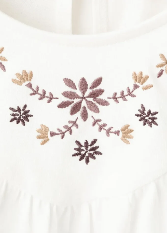 T-shirt con ricamo floreale T-shirt con ricamo floreale