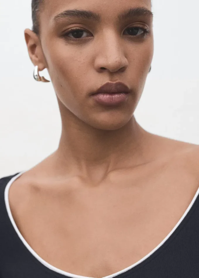 T-shirt con scollo a V in tessuto misto T-shirt con scollo a V in tessuto misto