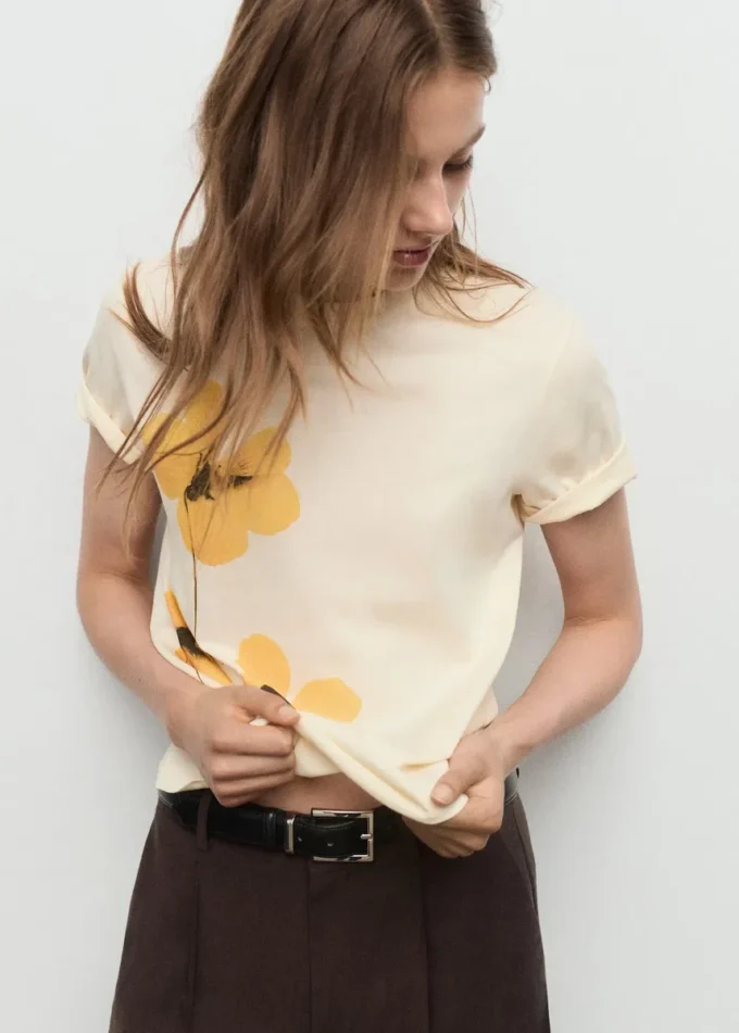 T-shirt con stampa floreale T-shirt con stampa floreale