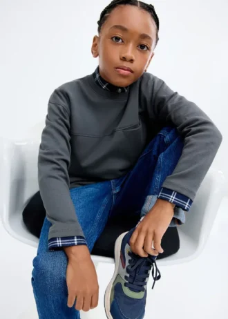 T-shirt con tasca e cuciture a vista