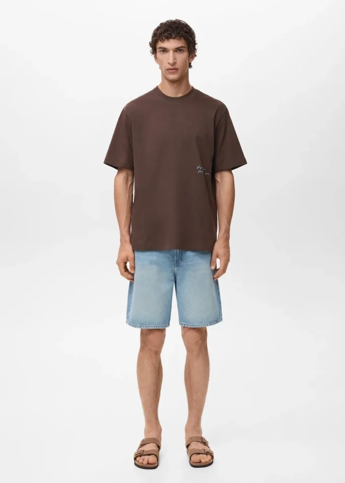 T-shirt con toppa stampata T-shirt con toppa stampata