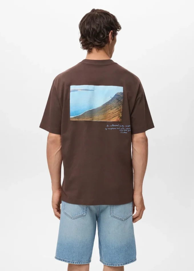 T-shirt con toppa stampata T-shirt con toppa stampata