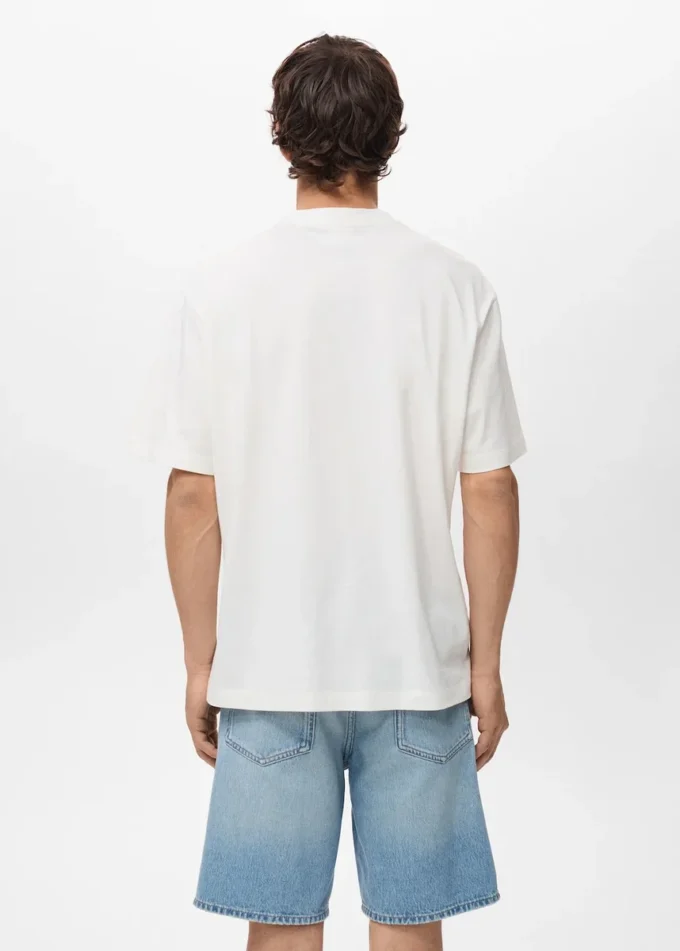 T-shirt con toppa stampata T-shirt con toppa stampata