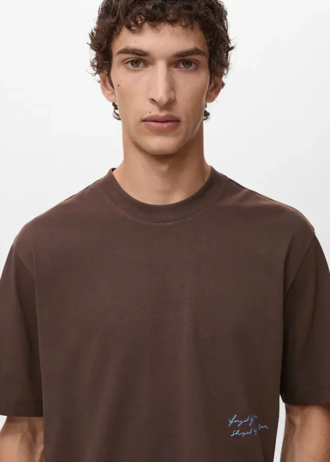 T-shirt con toppa stampata T-shirt con toppa stampata