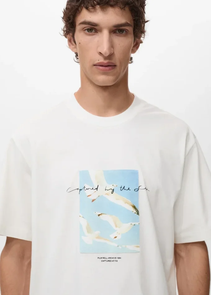 T-shirt con toppa stampata T-shirt con toppa stampata