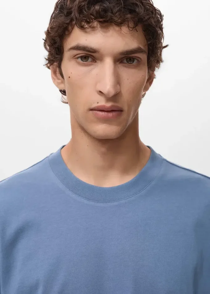 T-shirt con toppa stampata T-shirt con toppa stampata