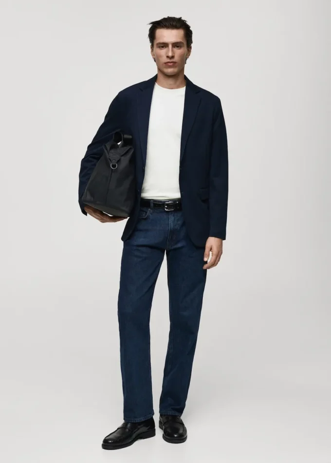 T-shirt di peso medio e vestibilità regolare T-shirt di peso medio e vestibilità regolare