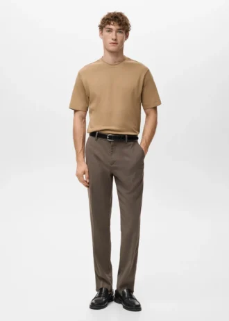 T-shirt di peso medio e vestibilità regolare