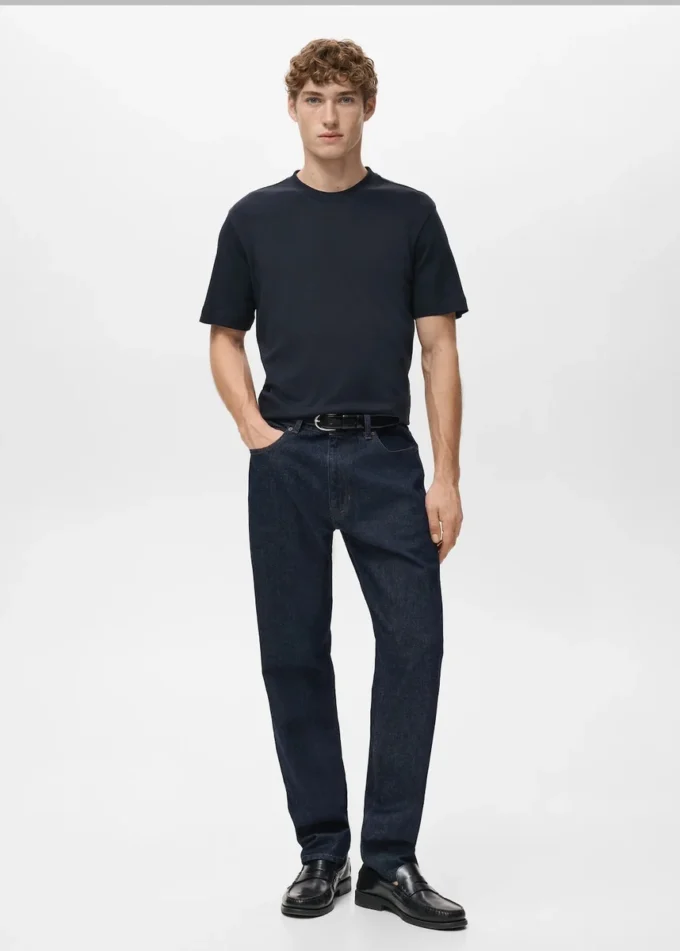 T-shirt di peso medio e vestibilità regolare T-shirt di peso medio e vestibilità regolare