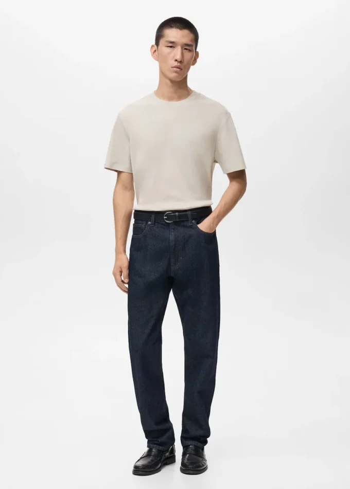 T-shirt di peso medio e vestibilità regolare