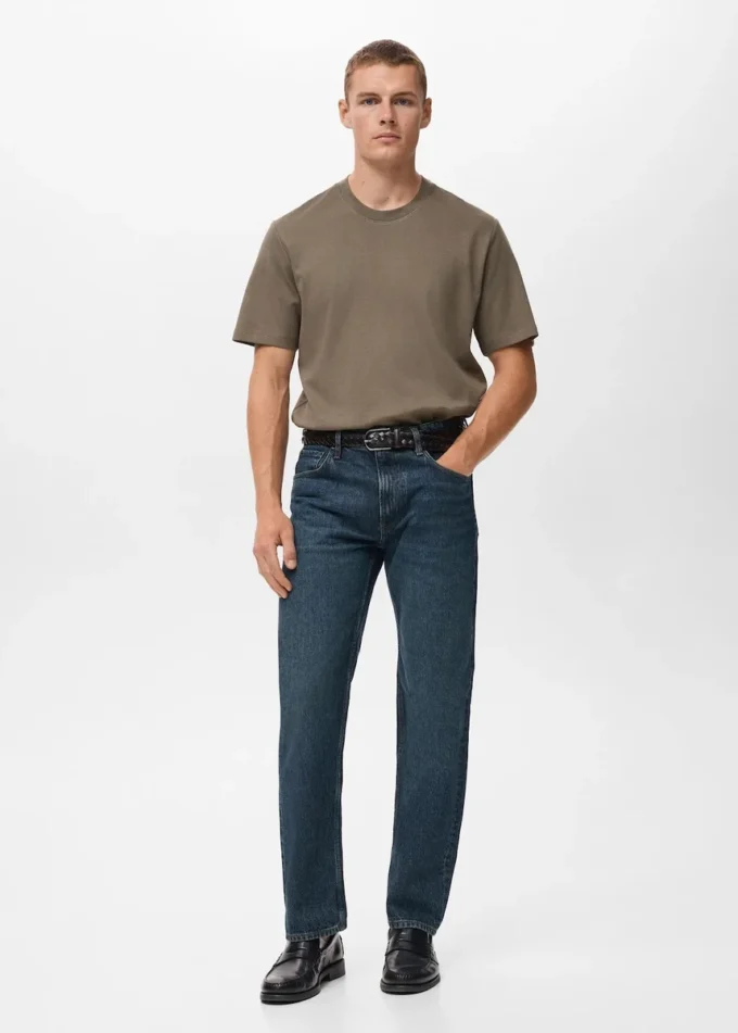 T-shirt di peso medio e vestibilità regolare T-shirt di peso medio e vestibilità regolare