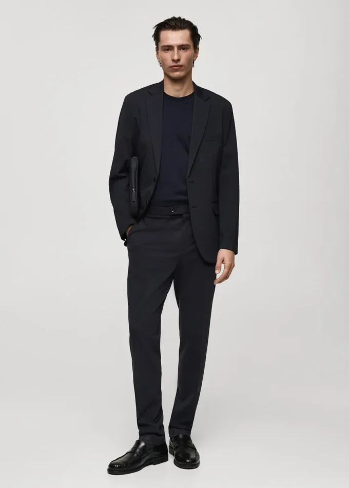 T-shirt di peso medio e vestibilità regolare T-shirt di peso medio e vestibilità regolare