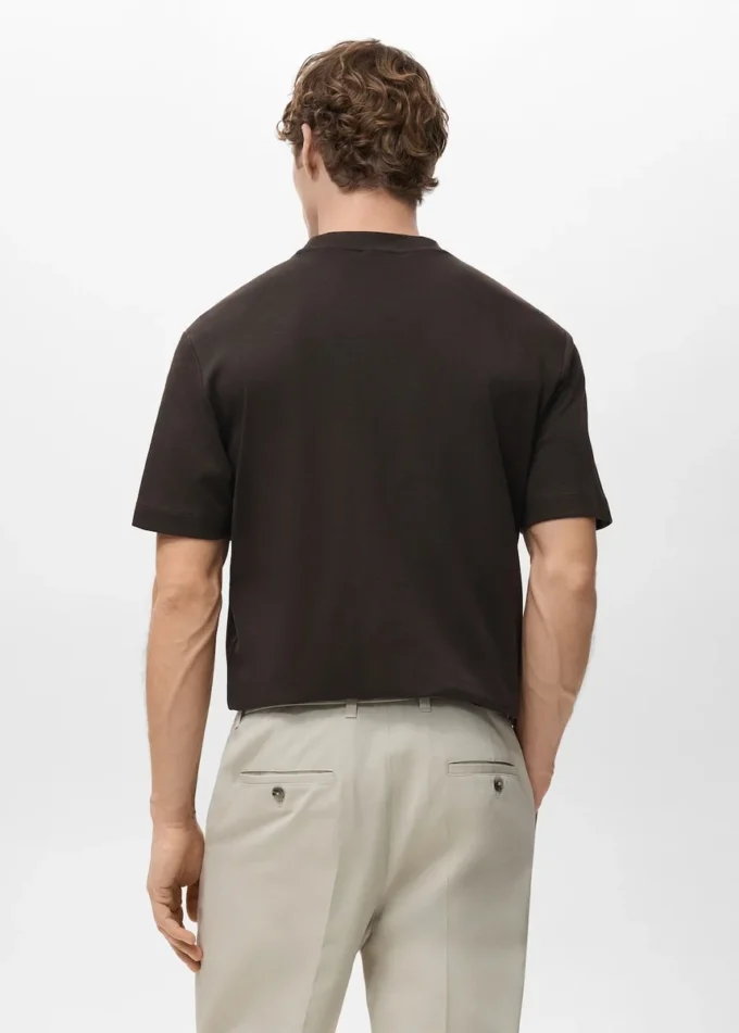 T-shirt di peso medio e vestibilità regolare T-shirt di peso medio e vestibilità regolare