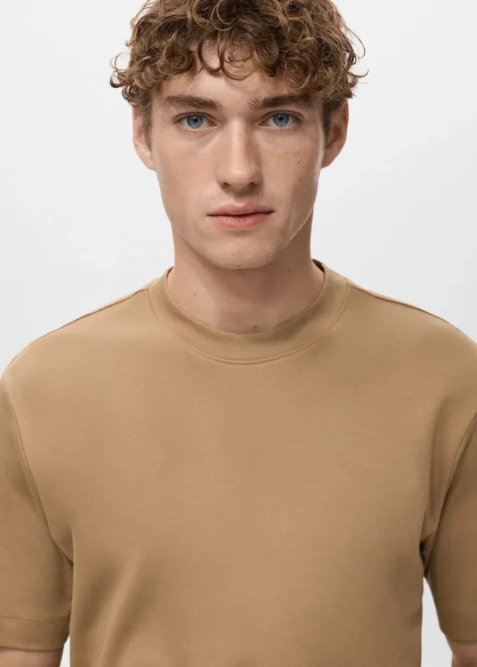 T-shirt di peso medio e vestibilità regolare T-shirt di peso medio e vestibilità regolare