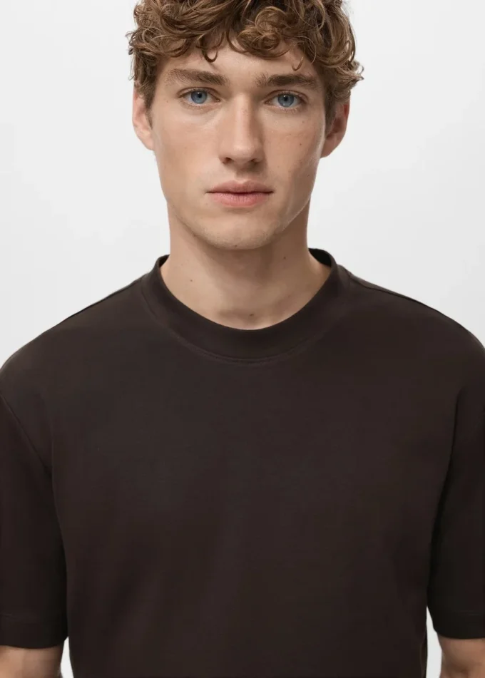 T-shirt di peso medio e vestibilità regolare T-shirt di peso medio e vestibilità regolare