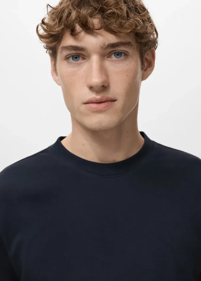 T-shirt di peso medio e vestibilità regolare T-shirt di peso medio e vestibilità regolare