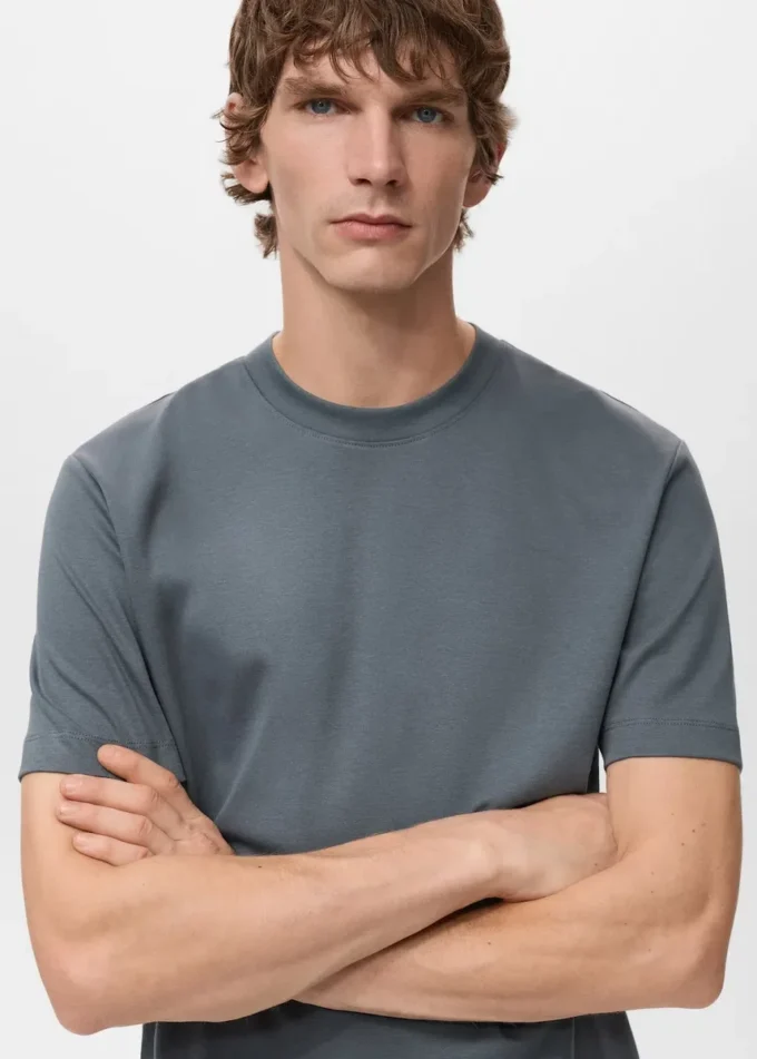 T-shirt di peso medio e vestibilità regolare T-shirt di peso medio e vestibilità regolare