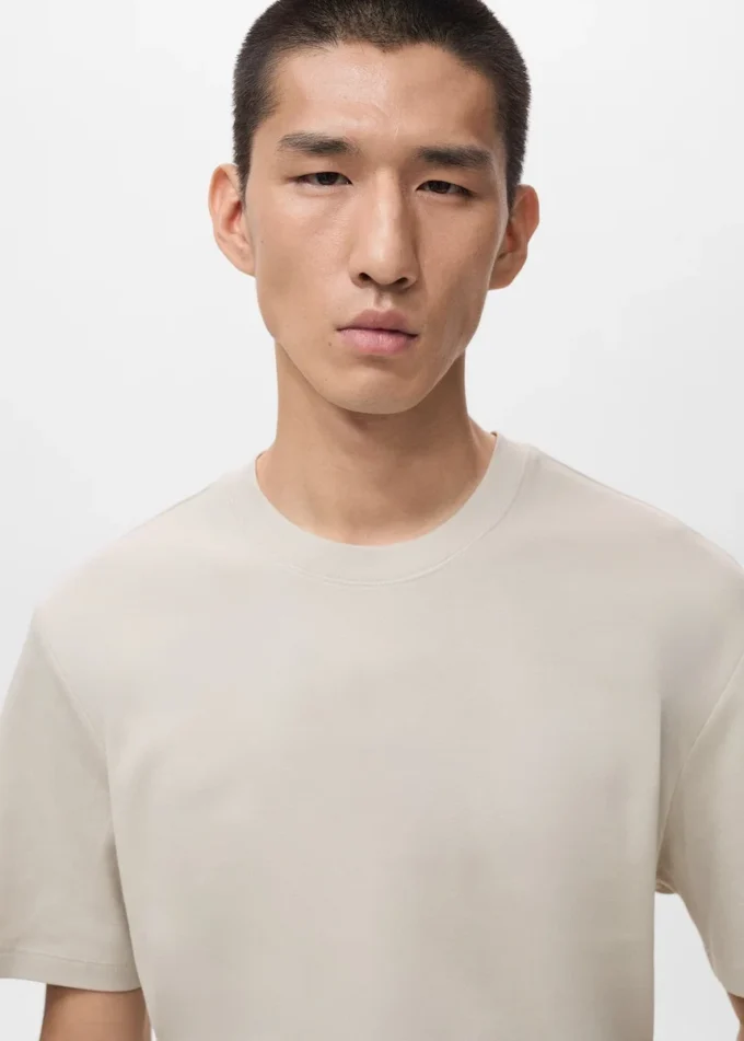 T-shirt di peso medio e vestibilità regolare