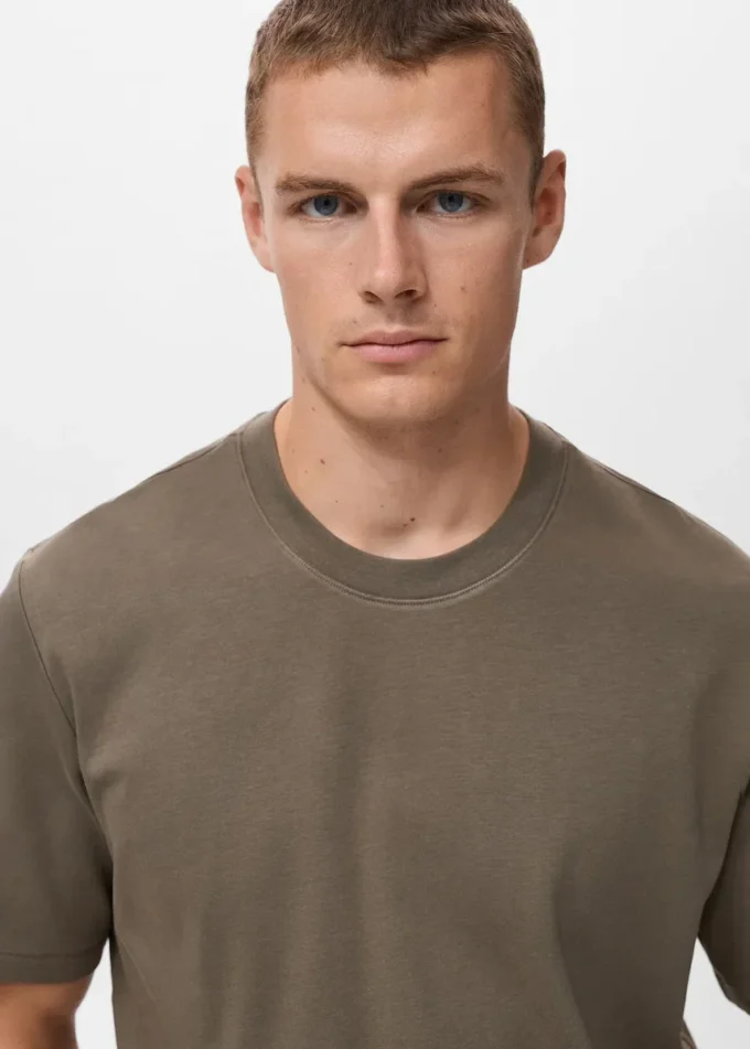 T-shirt di peso medio e vestibilità regolare T-shirt di peso medio e vestibilità regolare