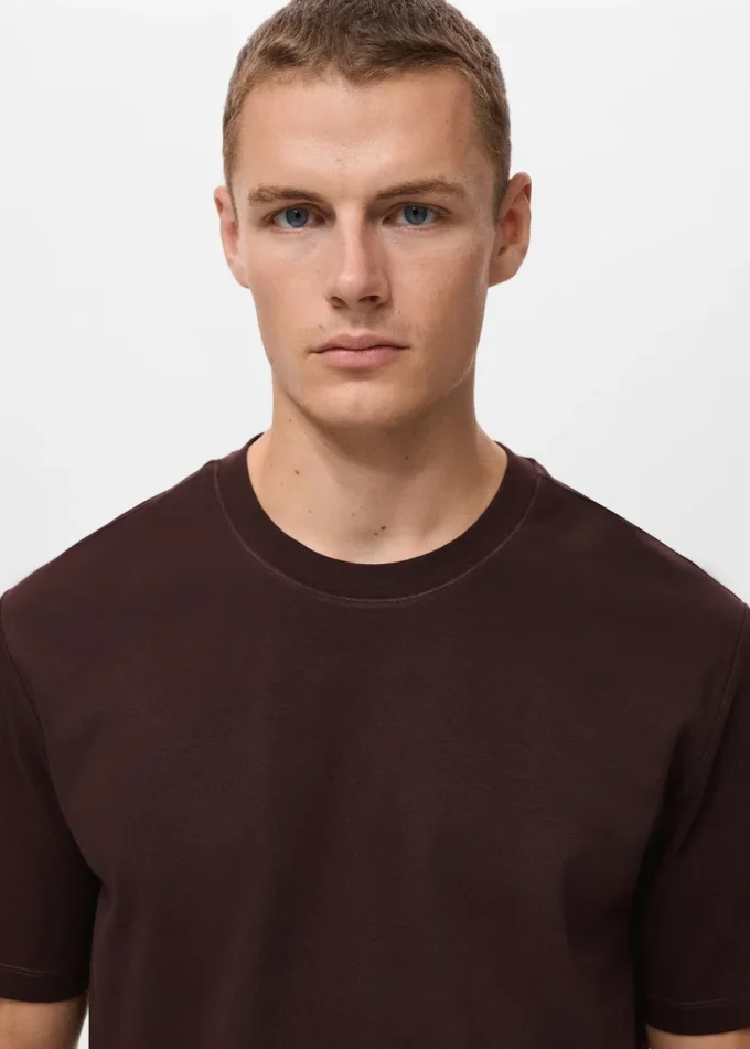 T-shirt di peso medio e vestibilità regolare T-shirt di peso medio e vestibilità regolare