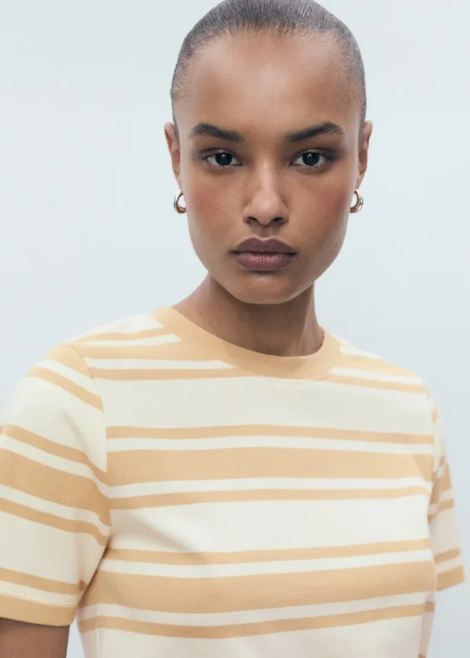 T-shirt in cotone con collo a contrasto