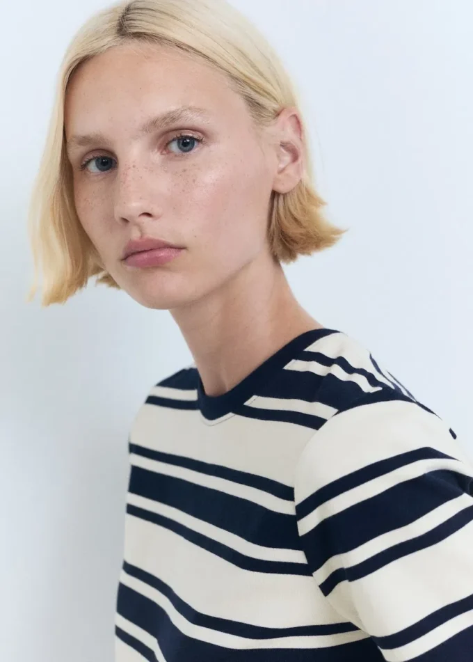 T-shirt in cotone con collo a contrasto