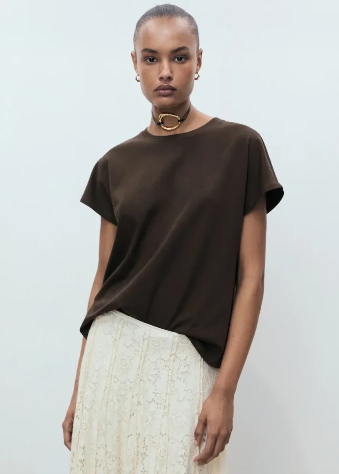 T-shirt in cotone con collo arrotondato T-shirt in cotone con collo arrotondato