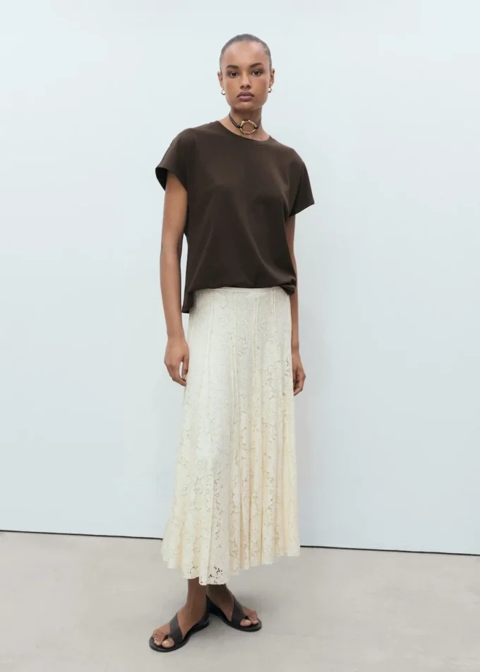 T-shirt in cotone con collo arrotondato T-shirt in cotone con collo arrotondato