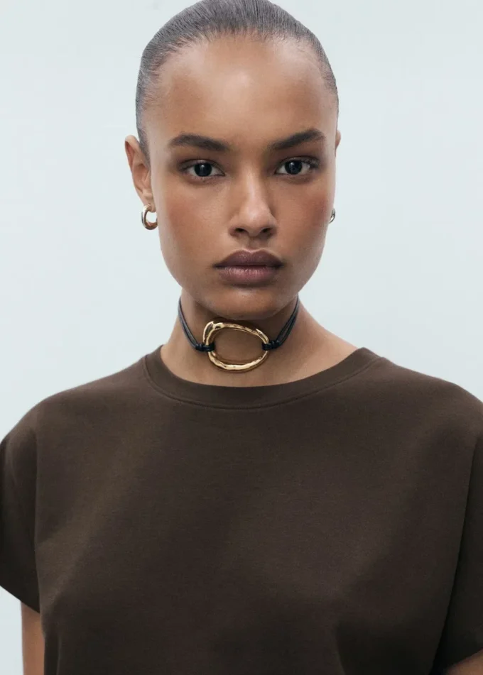 T-shirt in cotone con collo arrotondato T-shirt in cotone con collo arrotondato