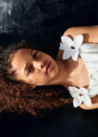 T-shirt in cotone con dettaglio floreale