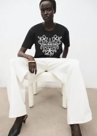 T-shirt in cotone con ricami floreali T-shirt in cotone con ricami floreali