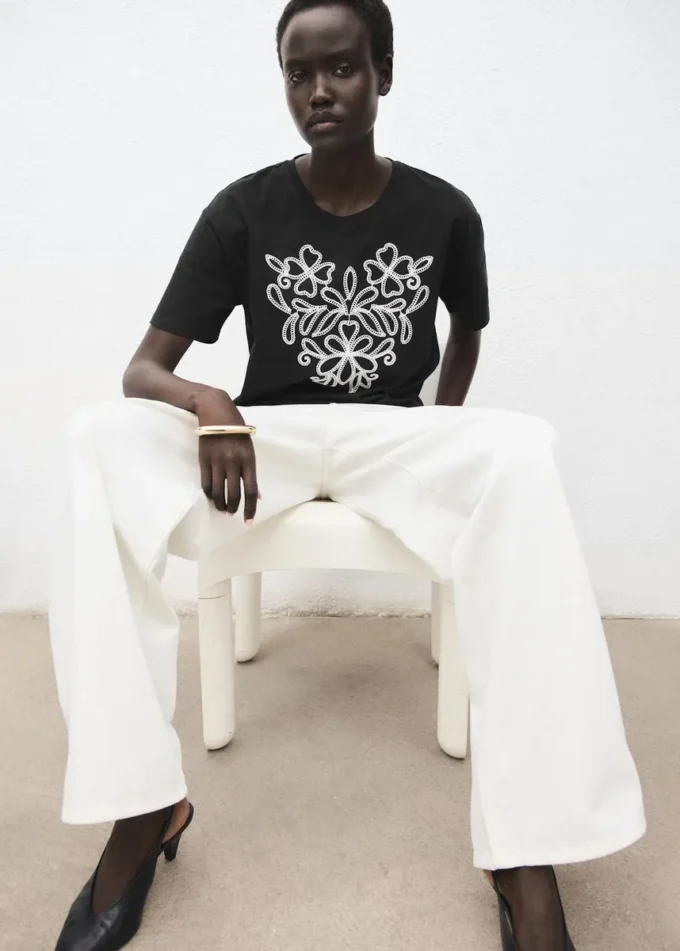 T-shirt in cotone con ricami floreali T-shirt in cotone con ricami floreali