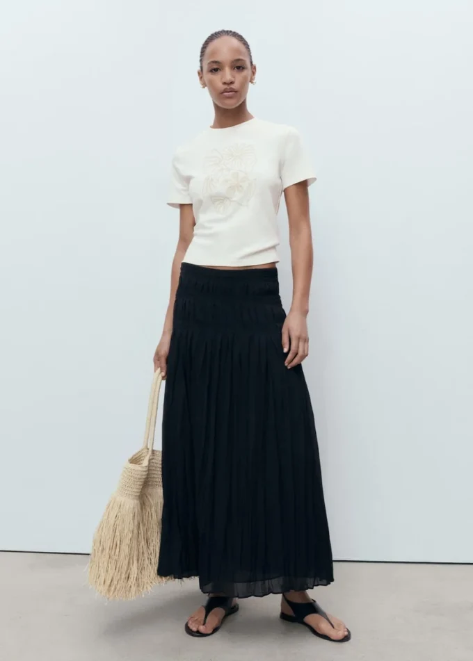 T-shirt in cotone con ricami floreali T-shirt in cotone con ricami floreali