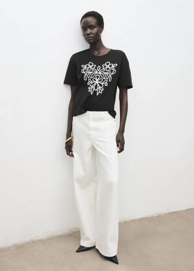 T-shirt in cotone con ricami floreali T-shirt in cotone con ricami floreali