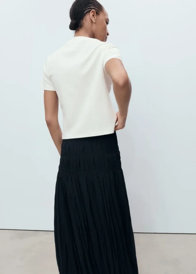 T-shirt in cotone con ricami floreali T-shirt in cotone con ricami floreali