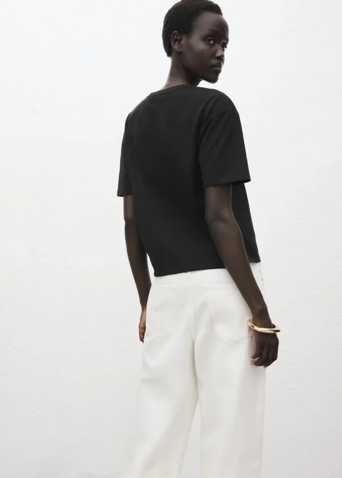 T-shirt in cotone con ricami floreali T-shirt in cotone con ricami floreali