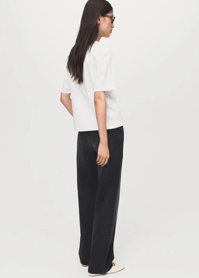 T-shirt in cotone con ricami floreali T-shirt in cotone con ricami floreali