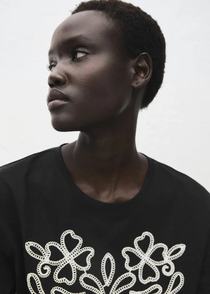 T-shirt in cotone con ricami floreali T-shirt in cotone con ricami floreali