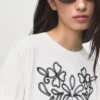T-shirt in cotone con ricami floreali T-shirt in cotone con ricami floreali