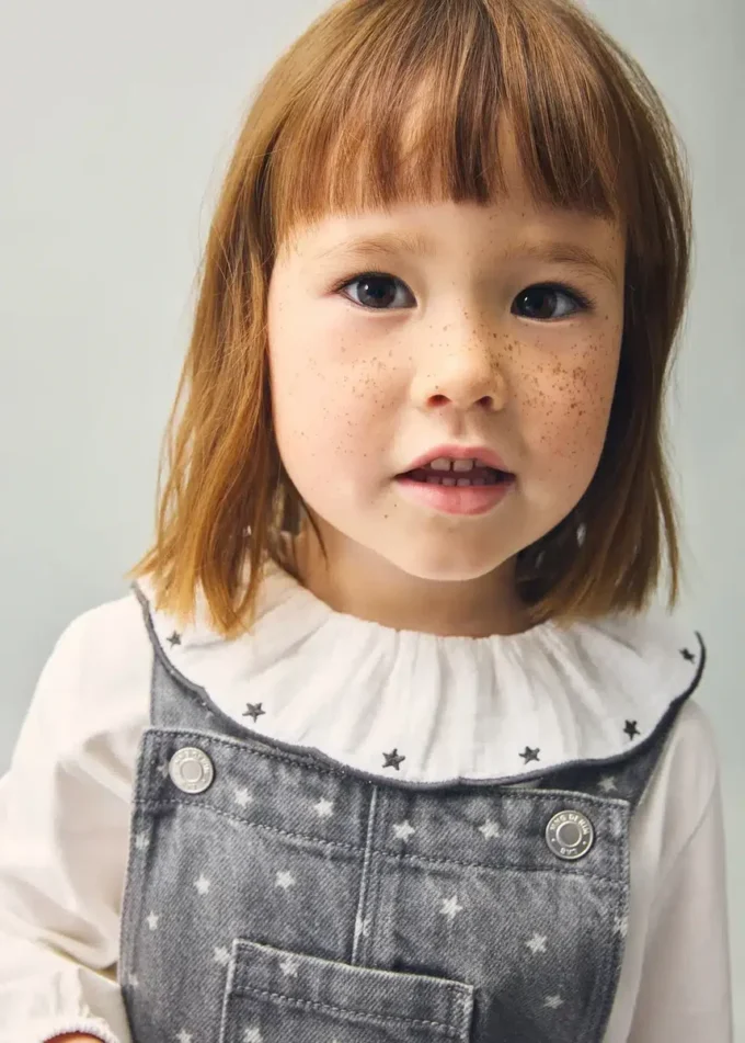 T-shirt in cotone con stelle ricamate T-shirt in cotone con stelle ricamate