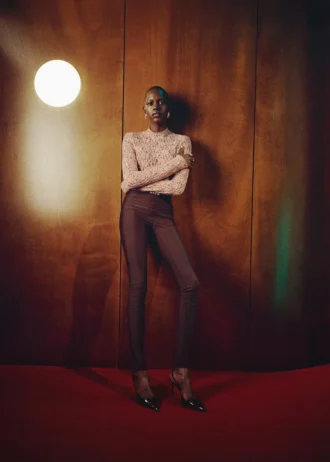 T-shirt in pizzo con collo alto