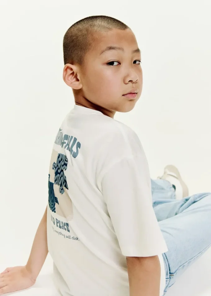 T-shirt ricamata con texture T-shirt ricamata con texture