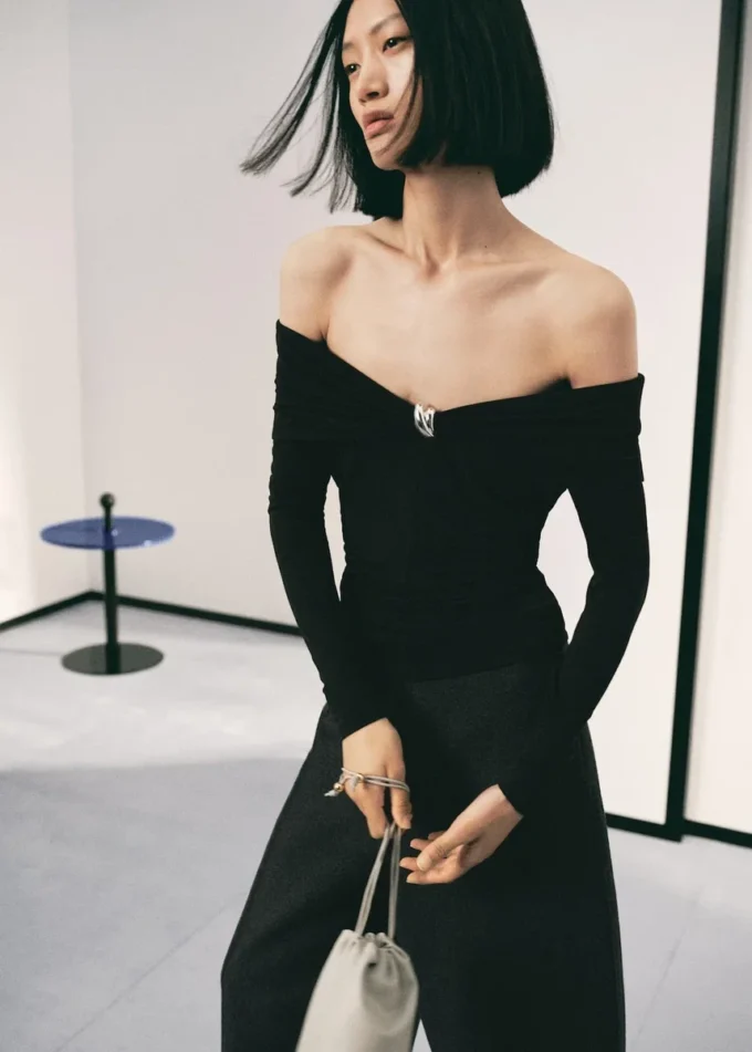 T-shirt senza spalline con dettagli metallici T-shirt senza spalline con dettagli metallici