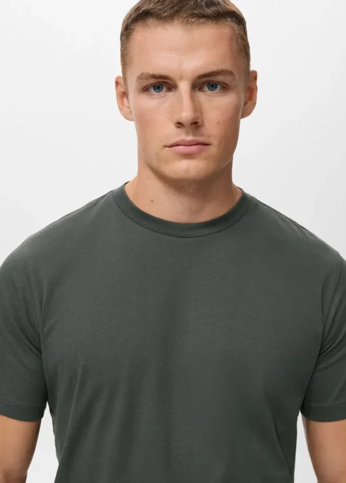 T-shirt slim fit 100% cotone T-shirt slim fit 100% cotone