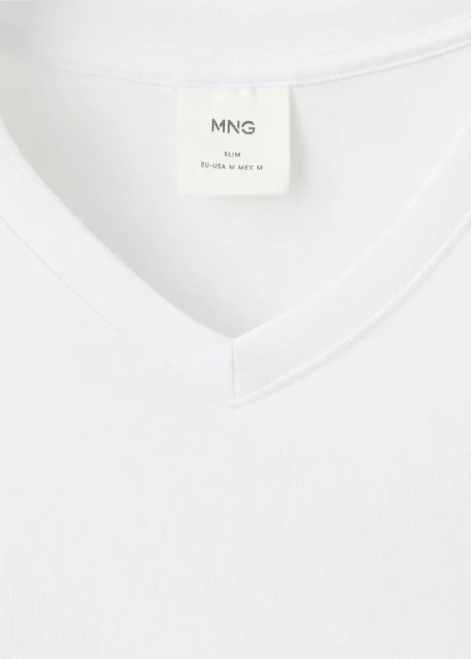 T-shirt slim fit con scollo a V in cotone 100% T-shirt slim fit con scollo a V in cotone 100%