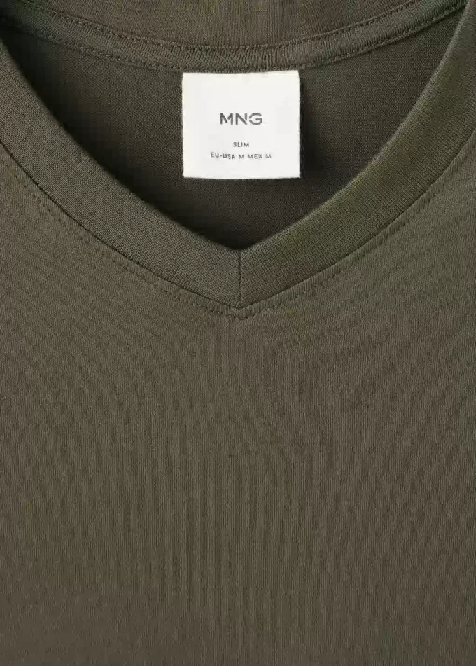 T-shirt slim fit con scollo a V in cotone 100% T-shirt slim fit con scollo a V in cotone 100%